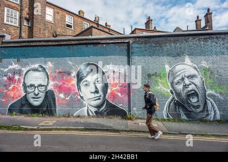 Brighton, 22. Oktober 2021: Atemberaubende fotorealistische Street Art erschien kürzlich in Elder Place, Brighton, mit kürzlich verstorbenen Stars; Comedi Stockfoto