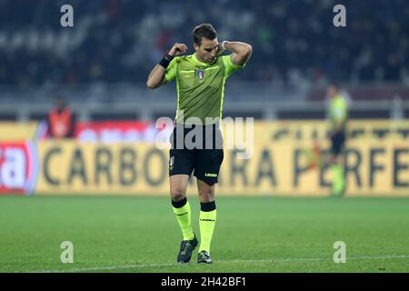 Der offizielle Schiedsrichter Francesco Fourneau schaut während des Serie-A-Spiels zwischen dem FC Turin und dem UC Sampdoria am 30. Oktober 2021 im Stadio Olimpico in Turin, Italien, nach. Stockfoto