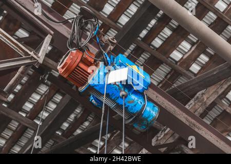 Elektrischer Seilzug Hebemechanismus Industrie telfer und Ausrüstung mit Seil. Stockfoto