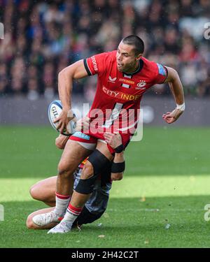 LONDON, GROSSBRITANNIEN. 31. Oktober 2021. Alex Lozowski aus Saracens (Capt.) wird am Sonntag, den 31. Oktober 2021 im Twickenham Stoop Stadium während des Spiels der Gallagher Premiership Rugby-Runde 7 zwischen Harlequins und Saracens angegangen. LONDON, ENGLAND. Kredit: Taka G Wu/Alamy Live Nachrichten Stockfoto