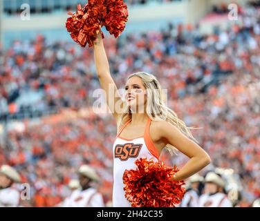 Stillwater, OK, USA. Oktober 2021. Ein Mitglied des Kaders von Oklahoma State Pom vor einem Fußballspiel zwischen den Kansas Jayhawks und den Oklahoma State Cowboys im Boone Pickens Stadium in Stillwater, OK. Gray Siegel/CSM/Alamy Live News Stockfoto