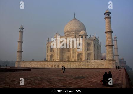 Taj Mahal im frühen Morgennebel, Agra, Uttar Pradesh, Indien. Es wurde 1632 vom Moghul-Kaiser Shah Jahan erbaut, um das Grab seines Lieblings-w zu beherbergen