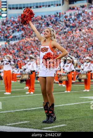 Stillwater, OK, USA. Oktober 2021. Ein Mitglied des Kaders von Oklahoma State Pom vor einem Fußballspiel zwischen den Kansas Jayhawks und den Oklahoma State Cowboys im Boone Pickens Stadium in Stillwater, OK. Gray Siegel/CSM/Alamy Live News Stockfoto