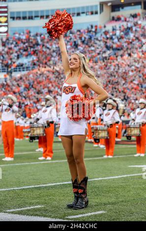 Stillwater, OK, USA. Oktober 2021. Ein Mitglied des Kaders von Oklahoma State Pom vor einem Fußballspiel zwischen den Kansas Jayhawks und den Oklahoma State Cowboys im Boone Pickens Stadium in Stillwater, OK. Gray Siegel/CSM/Alamy Live News Stockfoto