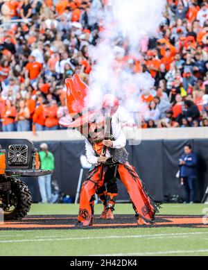 Stillwater, OK, USA. Oktober 2021. Oklahoma State Mascot Pistol Pete während eines Fußballspiels zwischen den Kansas Jayhawks und den Oklahoma State Cowboys im Boone Pickens Stadium in Stillwater, OK. Gray Siegel/CSM/Alamy Live News Stockfoto