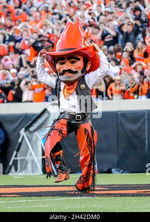 Stillwater, OK, USA. Oktober 2021. Oklahoma State Mascot Pistol Pete während eines Fußballspiels zwischen den Kansas Jayhawks und den Oklahoma State Cowboys im Boone Pickens Stadium in Stillwater, OK. Gray Siegel/CSM/Alamy Live News Stockfoto