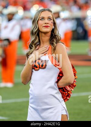 Stillwater, OK, USA. Oktober 2021. Ein Mitglied des Kaders von Oklahoma State Pom vor einem Fußballspiel zwischen den Kansas Jayhawks und den Oklahoma State Cowboys im Boone Pickens Stadium in Stillwater, OK. Gray Siegel/CSM/Alamy Live News Stockfoto