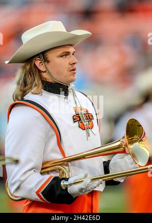 Stillwater, OK, USA. Oktober 2021. Ein Marschkapellmitglied des Staates Oklahoma vor einem Fußballspiel zwischen den Kansas Jayhawks und den Oklahoma State Cowboys im Boone Pickens Stadium in Stillwater, OK. Gray Siegel/CSM/Alamy Live News Stockfoto