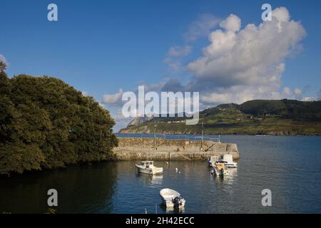 Mundaka, Bizkaia; 09. Oktober 2021. Die Küstenstadt Mundaka im Biosphärenreservat Urdaibai. Stockfoto