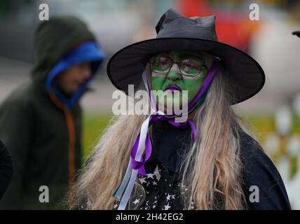 Frauen, die als Hexen von der Organisation Women Wont Wheesht gekleidet sind, treten am George Square, Glasgow, zu Beginn des Cop26-Gipfels in der Stadt auf. Bilddatum: Sonntag, 31. Oktober 2021. Stockfoto