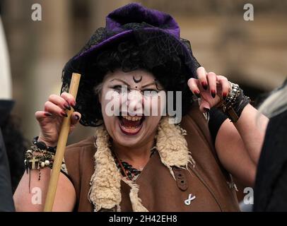 Frauen, die als Hexen von der Organisation Women Wont Wheesht gekleidet sind, treten am George Square, Glasgow, zu Beginn des Cop26-Gipfels in der Stadt auf. Bilddatum: Sonntag, 31. Oktober 2021. Stockfoto