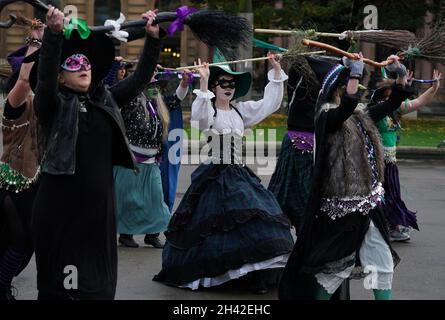 Frauen, die als Hexen von der Organisation Women Wont Wheesht gekleidet sind, treten am George Square, Glasgow, zu Beginn des Cop26-Gipfels in der Stadt auf. Bilddatum: Sonntag, 31. Oktober 2021. Stockfoto