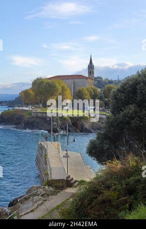 Mundaka, Bizkaia; 09. Oktober 2021. Die Küstenstadt Mundaka im Biosphärenreservat Urdaibai. Stockfoto