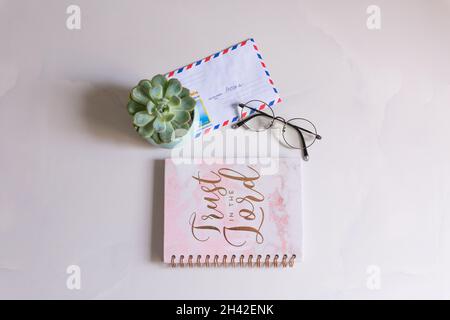 Notizbuchoberfläche mit Brille, Sukkulenten, Umschlag mit der Aufschrift Russland Stockfoto