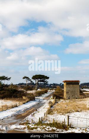 Die Überreste der Bawdsey-Batterie zur Seeverteidigung in der East Lane an der Küste von Suffolk. Küstenschutzprogramm Für Notfälle Stockfoto