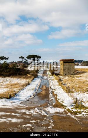 Die Überreste der Bawdsey-Batterie zur Seeverteidigung in der East Lane an der Küste von Suffolk. Küstenschutzprogramm Für Notfälle Stockfoto