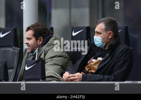 Mailand, Italien. Oktober 2021. Christian Vieri (Bobo tv-Moderator und Ex-Spieler des FC Internazionale) im Bankbereich in San Siro während des Spiels Inter - FC Internazionale gegen Udinese Calcio, italienische Fußballserie A in Mailand, Italien, Oktober 31 2021 Quelle: Independent Photo Agency/Alamy Live News Stockfoto