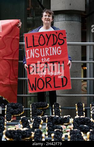 London, Großbritannien. 29. Oktober 2021. Protest gegen Investitionen in fossile Brennstoffe außerhalb von Lloyds of London Stockfoto