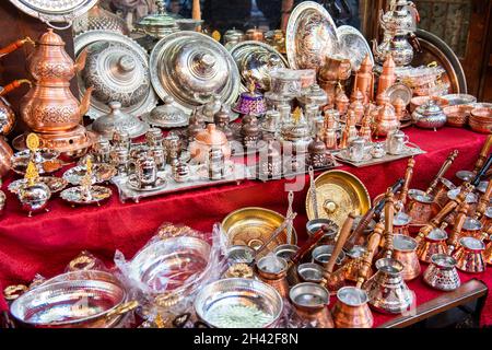 Kupferschmied-Basar von Gaziantep (Türkisch: Bakircilar Carsisi). Handgefertigte Kupferprodukte und Einkaufszentrum. Historisches Coppersmith Einkaufszentrum. Stockfoto