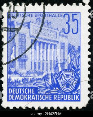 POLTAVA, UKRAINE - 31. Oktober 2021. Die in der DDR um 1953 gedruckte Vintage-Marke zeigt das Verwaltungsgebäude Stockfoto