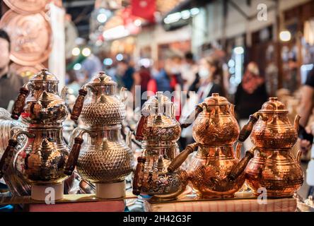 Kupferschmied-Basar von Gaziantep (Türkisch: Bakircilar Carsisi). Handgefertigte Kupferprodukte und Einkaufszentrum. Historisches Coppersmith Einkaufszentrum. Stockfoto