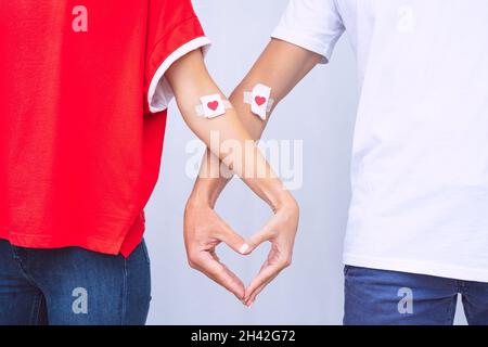 Blutspende. Welttag der Blutspender. Mann und Frau nach der Blutgabe. „Save Lives“-Konzept. Stockfoto