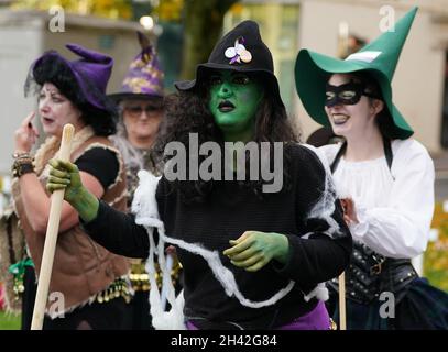 Frauen, die als Hexen von der Organisation Women Wont Wheesht gekleidet sind, treten am George Square, Glasgow, zu Beginn des Cop26-Gipfels in der Stadt auf. Bilddatum: Sonntag, 31. Oktober 2021. Stockfoto