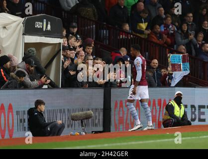 Birmingham, England, 31. Oktober 2021. Ezri Konsa von Aston Villa fährt während des Premier League-Spiels in Villa Park, Birmingham, nach seiner roten Karte den Tunnel hinunter. Bildnachweis sollte lauten: Darren Staples / Sportimage Credit: Sportimage/Alamy Live News Stockfoto