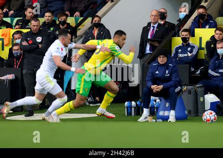 Carrow Road, Norwich, Großbritannien. Oktober 2021. Premier League Football, Norwich City gegen Leeds United; Marcelo Bielsa, Manager von Leeds United, sieht zu, wie Jack Harrison mit Ozan Kabak um den Ball kämpft Credit: Action Plus Sports/Alamy Live News Stockfoto