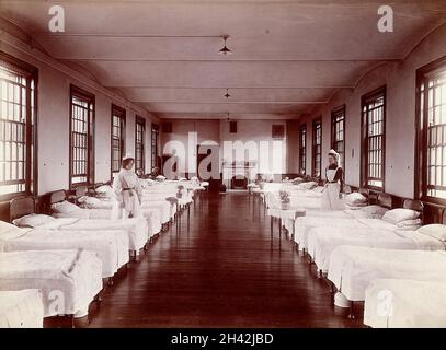 Claybury Asylum, Woodford, Essex: Ein Schlafsaal. Foto von The London & County Photographic Co., [1893?]. Stockfoto