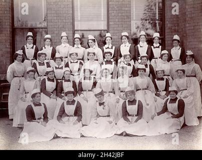 Claybury Asylum, Woodford, Essex: 34 Krankenschwestern. Foto von The London & County Photographic Co., [1893?]. Stockfoto