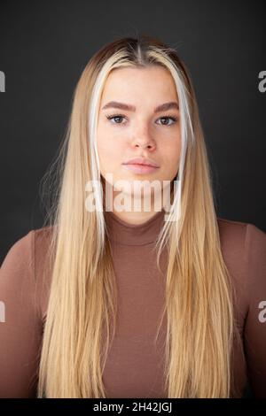 Eine schöne junge Frau mit langen blonden Haaren Stockfoto