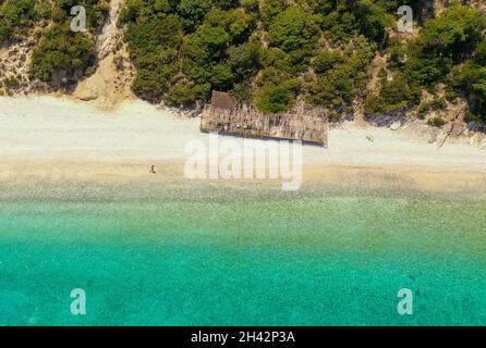 Luftdrohnenaufnahme des türkisfarbenen Gidaki-Strandes und der verlassenen Hütte in Ithaca Griechenland Stockfoto