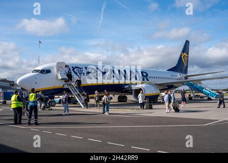 Ryanair Boeing 737-Flugzeug auf dem Stand am Londoner Flughafen Southend, Essex, nachdem die Passagiere aus Alicante eingeflogen waren Stockfoto