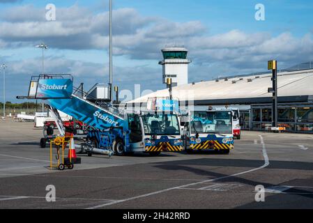 Bodenausrüstung der Marke Stobart am Flughafen London Southend, Essex, Großbritannien. Lufttreppen, Treppen, Schlepper und kleine Gegenstände. Jetzt Esken genannt. Keine Flugzeuge. Leerlauf Stockfoto