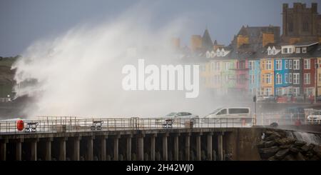 Aberystwyth, Ceredigion, Wales, Großbritannien. 31. Oktober 2021 Großbritannien Wetter: An der Westküste von Wales kollidieren kräftige Wellen mit der Verteidigung von Aberystwyth. Bei Flut und starkem Wind. © Ian Jones/Alamy Live News Stockfoto