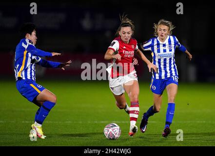 Im Halbfinale des Vitality Women's FA Cup im Meadow Park, London, kämpfen Katie McCabe (Mitte) von Arsenal um den Ball mit Lee Geum-Min von Brighton und Hove Albion (links) und Ellie Brazil um den Ball. Bilddatum: Sonntag, 31. Oktober 2021. Stockfoto