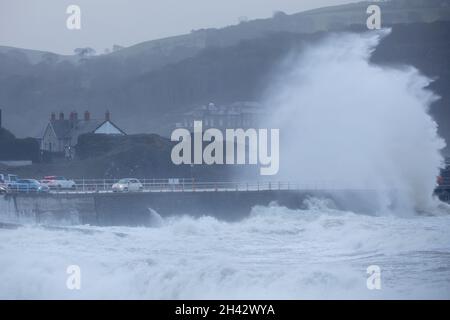 Aberystwyth, Ceredigion, Wales, Großbritannien. 31. Oktober 2021 Großbritannien Wetter: An der Westküste von Wales kollidieren kräftige Wellen mit der Verteidigung von Aberystwyth. Bei Flut und starkem Wind. © Ian Jones/Alamy Live News Stockfoto
