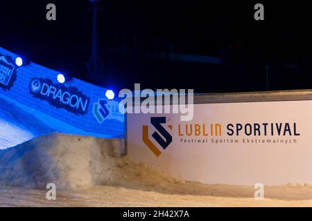 Lublin, Polen - 5. Dezember 2015: Lublin Sportival - Jibbing Contest (Snowboard und Freesking) auf dem Schlossplatz (Plac Zamkowy) in der Nähe des Lubliner Schlosses Stockfoto