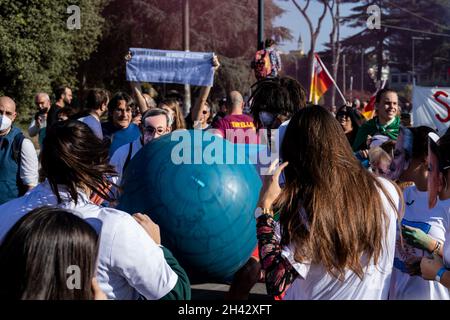 Rom, Latium, Italien. Oktober 2021. Rom, Latium, Italien. 30. Oktober 2021. Die Menschen demonstrieren, indem sie während des G20-Gipfels in Rom Maske-auf-Gesicht-Darstellungen von Premierministern spielen und einen weltgeformten Ballon verwenden. Kredit: Cosimo Martemucci / Alamy Live Nachrichten Stockfoto