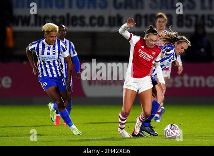 Caitlin Foord (Mitte) von Arsenal kämpft mit Victoria Williams (links) von Brighton und Hove Albion und Aileen Whelan im Halbfinale des Vitality Women's FA Cup im Meadow Park, London, um den Ball. Bilddatum: Sonntag, 31. Oktober 2021. Stockfoto