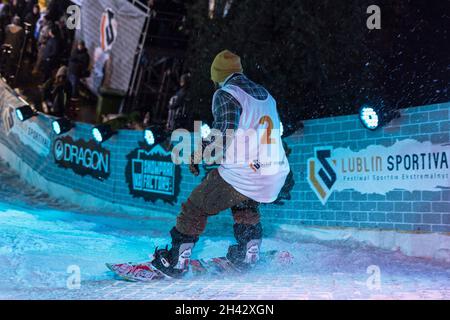 Lublin, Polen - 5. Dezember 2015: Lublin Sportival - Jibbing Contest (Snowboard und Freesking) auf dem Schlossplatz (Plac Zamkowy) in der Nähe des Lubliner Schlosses Stockfoto