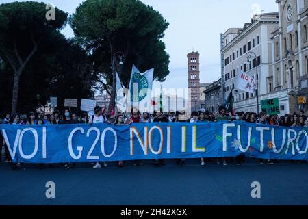 Rom, Latium, Italien. 30. Oktober 2021. Während des G20-Gipfels in Rom manifestieren sich die Menschen mit einem Banner mit der Aufschrift: "Sie G20 wir die Zukunft". Kredit: Cosimo Martemucci / Alamy Live Nachrichten Stockfoto