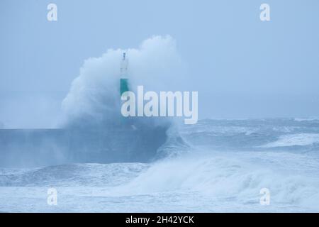 Aberystwyth, Ceredigion, Wales, Großbritannien. 31. Oktober 2021 Großbritannien Wetter: An der Westküste von Wales kollidieren kräftige Wellen mit der Verteidigung von Aberystwyth. Bei Flut und starkem Wind. © Ian Jones/Alamy Live News Stockfoto