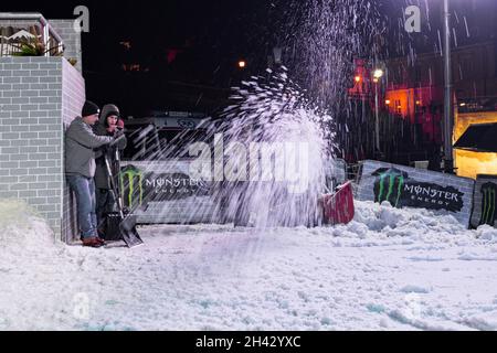 Lublin, Polen - 5. Dezember 2015: Lublin Sportival - Jibbing Contest (Snowboard und Freesking) auf dem Schlossplatz (Plac Zamkowy) in der Nähe des Lubliner Schlosses Stockfoto