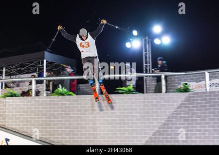 Lublin, Polen - 5. Dezember 2015: Lublin Sportival - Jibbing Contest (Snowboard und Freesking) auf dem Schlossplatz (Plac Zamkowy) in der Nähe des Lubliner Schlosses Stockfoto