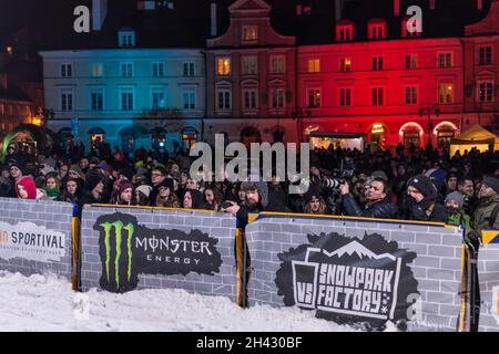 Lublin, Polen - 5. Dezember 2015: Lublin Sportival - Jibbing Contest (Snowboard und Freesking) auf dem Schlossplatz (Plac Zamkowy) in der Nähe des Lubliner Schlosses Stockfoto