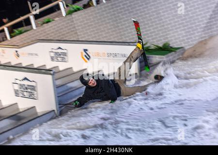 Lublin, Polen - 5. Dezember 2015: Lublin Sportival - Jibbing Contest (Snowboard und Freesking) auf dem Schlossplatz (Plac Zamkowy) in der Nähe des Lubliner Schlosses Stockfoto