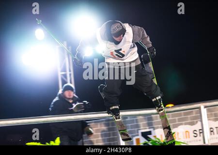 Lublin, Polen - 5. Dezember 2015: Lublin Sportival - Jibbing Contest (Snowboard und Freesking) auf dem Schlossplatz (Plac Zamkowy) in der Nähe des Lubliner Schlosses Stockfoto