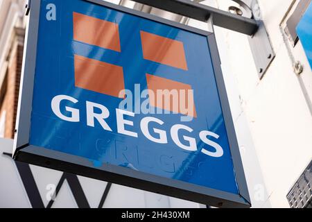 Epsom Surrey London, 31 2021. Oktober, Greggs Bakers Takeaway Food Shop Beschilderung und Logo with No People Stockfoto